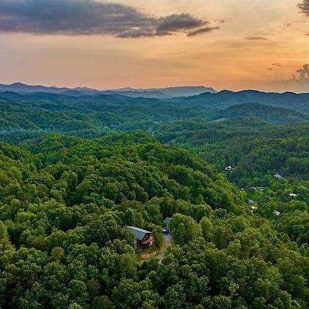 Panorama Mountain View Cabin, Less Than 10 Miles From Gatlinburg And Dollywood, Dog Friendly, 6 Bedrooms Sleeps 17, Fire Pit, Hottub, Washer Dryer, Fully Loaded Kitchen, Gameroom With A Tv, Pool Table, Arcade, Air Hockey, And Foosball Sevierville Dış mekan fotoğraf