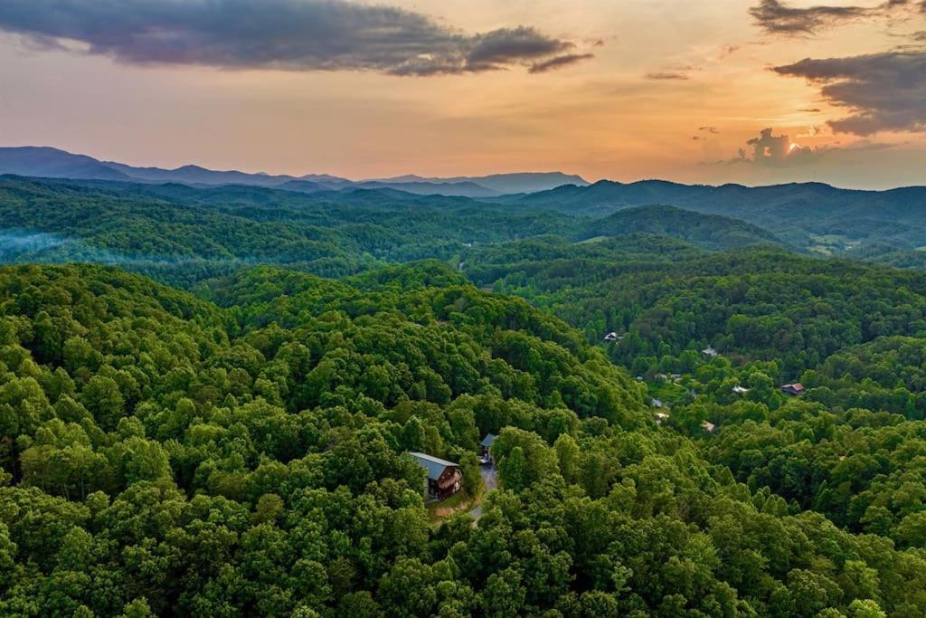 Panorama Mountain View Cabin, Less Than 10 Miles From Gatlinburg And Dollywood, Dog Friendly, 6 Bedrooms Sleeps 17, Fire Pit, Hottub, Washer Dryer, Fully Loaded Kitchen, Gameroom With A Tv, Pool Table, Arcade, Air Hockey, And Foosball Sevierville Dış mekan fotoğraf
