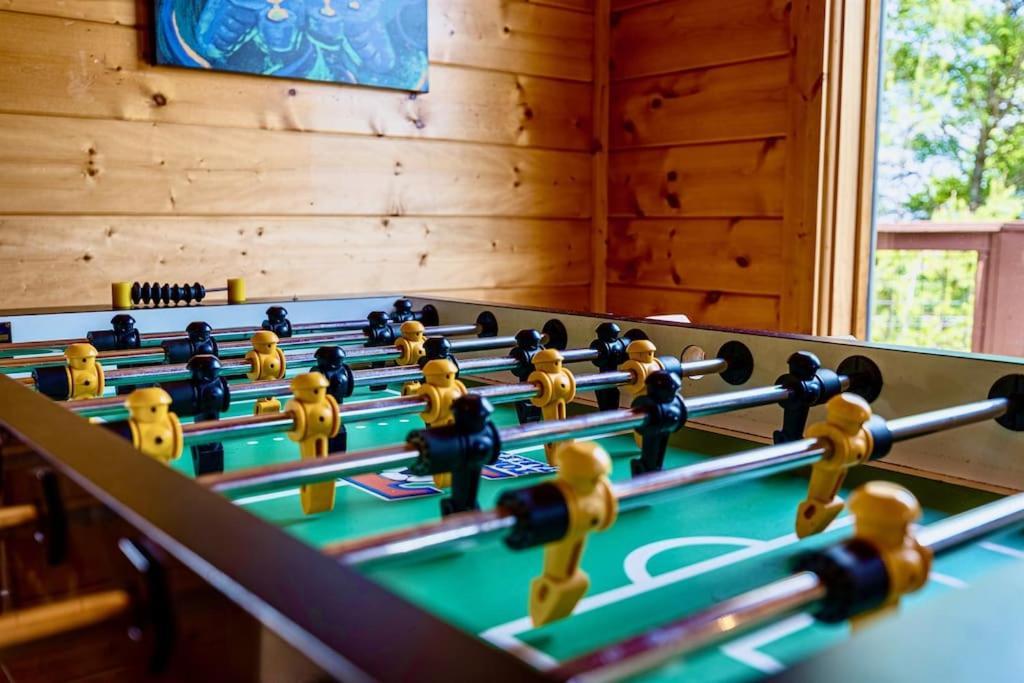 Panorama Mountain View Cabin, Less Than 10 Miles From Gatlinburg And Dollywood, Dog Friendly, 6 Bedrooms Sleeps 17, Fire Pit, Hottub, Washer Dryer, Fully Loaded Kitchen, Gameroom With A Tv, Pool Table, Arcade, Air Hockey, And Foosball Sevierville Dış mekan fotoğraf