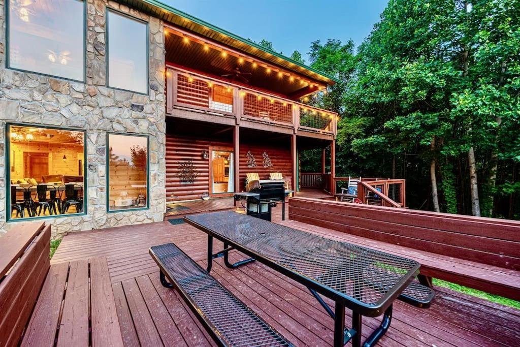 Panorama Mountain View Cabin, Less Than 10 Miles From Gatlinburg And Dollywood, Dog Friendly, 6 Bedrooms Sleeps 17, Fire Pit, Hottub, Washer Dryer, Fully Loaded Kitchen, Gameroom With A Tv, Pool Table, Arcade, Air Hockey, And Foosball Sevierville Dış mekan fotoğraf