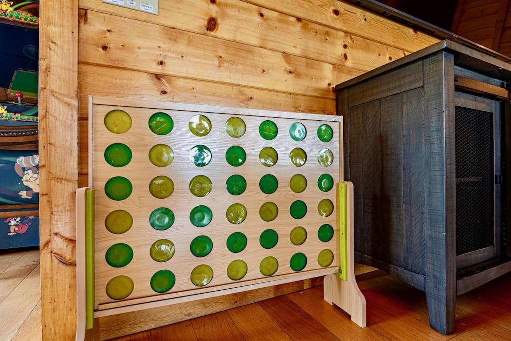 Panorama Mountain View Cabin, Less Than 10 Miles From Gatlinburg And Dollywood, Dog Friendly, 6 Bedrooms Sleeps 17, Fire Pit, Hottub, Washer Dryer, Fully Loaded Kitchen, Gameroom With A Tv, Pool Table, Arcade, Air Hockey, And Foosball Sevierville Dış mekan fotoğraf