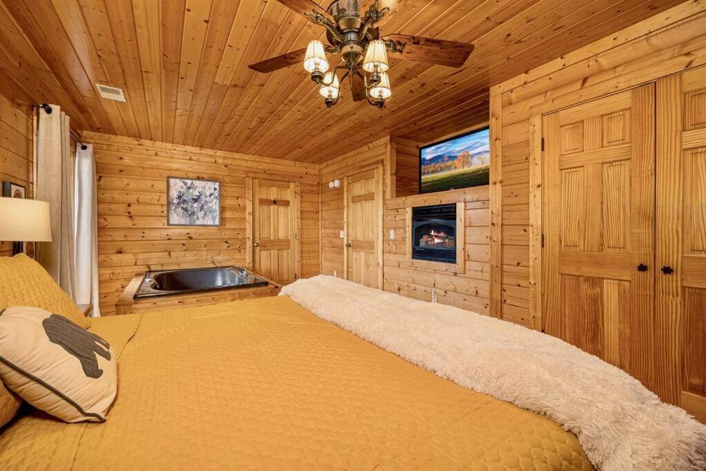 Panorama Mountain View Cabin, Less Than 10 Miles From Gatlinburg And Dollywood, Dog Friendly, 6 Bedrooms Sleeps 17, Fire Pit, Hottub, Washer Dryer, Fully Loaded Kitchen, Gameroom With A Tv, Pool Table, Arcade, Air Hockey, And Foosball Sevierville Dış mekan fotoğraf