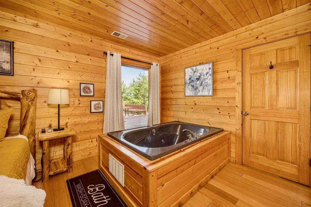 Panorama Mountain View Cabin, Less Than 10 Miles From Gatlinburg And Dollywood, Dog Friendly, 6 Bedrooms Sleeps 17, Fire Pit, Hottub, Washer Dryer, Fully Loaded Kitchen, Gameroom With A Tv, Pool Table, Arcade, Air Hockey, And Foosball Sevierville Dış mekan fotoğraf