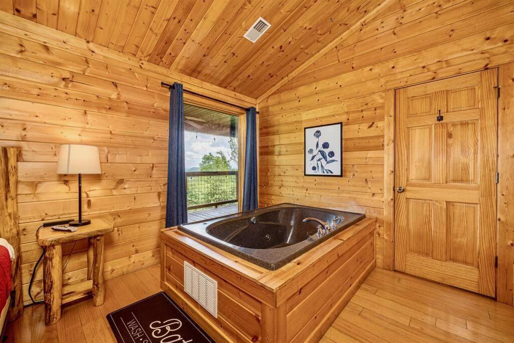 Panorama Mountain View Cabin, Less Than 10 Miles From Gatlinburg And Dollywood, Dog Friendly, 6 Bedrooms Sleeps 17, Fire Pit, Hottub, Washer Dryer, Fully Loaded Kitchen, Gameroom With A Tv, Pool Table, Arcade, Air Hockey, And Foosball Sevierville Dış mekan fotoğraf
