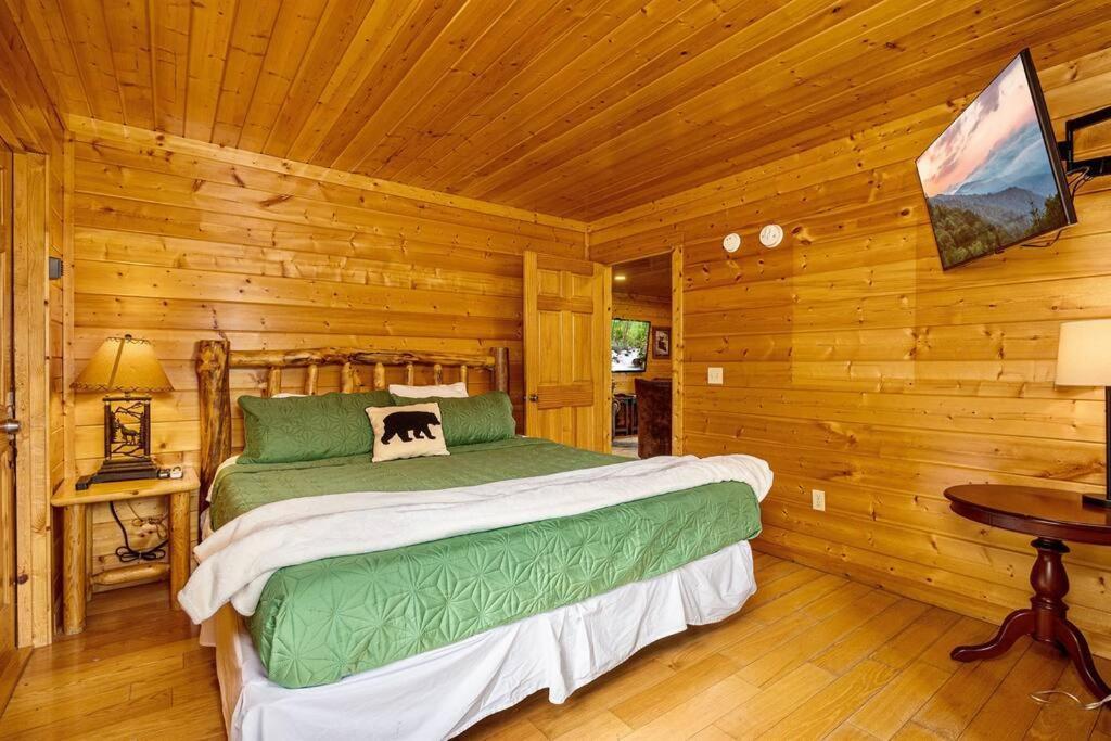 Panorama Mountain View Cabin, Less Than 10 Miles From Gatlinburg And Dollywood, Dog Friendly, 6 Bedrooms Sleeps 17, Fire Pit, Hottub, Washer Dryer, Fully Loaded Kitchen, Gameroom With A Tv, Pool Table, Arcade, Air Hockey, And Foosball Sevierville Dış mekan fotoğraf