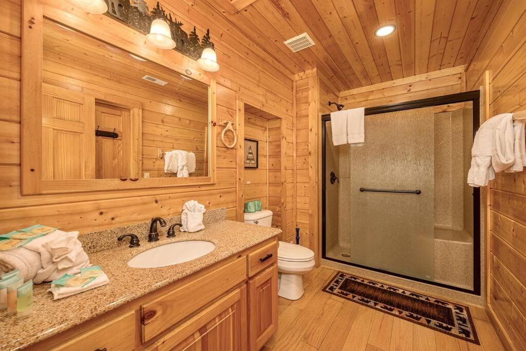 Panorama Mountain View Cabin, Less Than 10 Miles From Gatlinburg And Dollywood, Dog Friendly, 6 Bedrooms Sleeps 17, Fire Pit, Hottub, Washer Dryer, Fully Loaded Kitchen, Gameroom With A Tv, Pool Table, Arcade, Air Hockey, And Foosball Sevierville Dış mekan fotoğraf