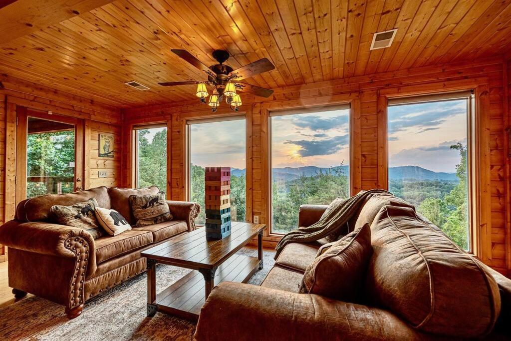 Panorama Mountain View Cabin, Less Than 10 Miles From Gatlinburg And Dollywood, Dog Friendly, 6 Bedrooms Sleeps 17, Fire Pit, Hottub, Washer Dryer, Fully Loaded Kitchen, Gameroom With A Tv, Pool Table, Arcade, Air Hockey, And Foosball Sevierville Dış mekan fotoğraf