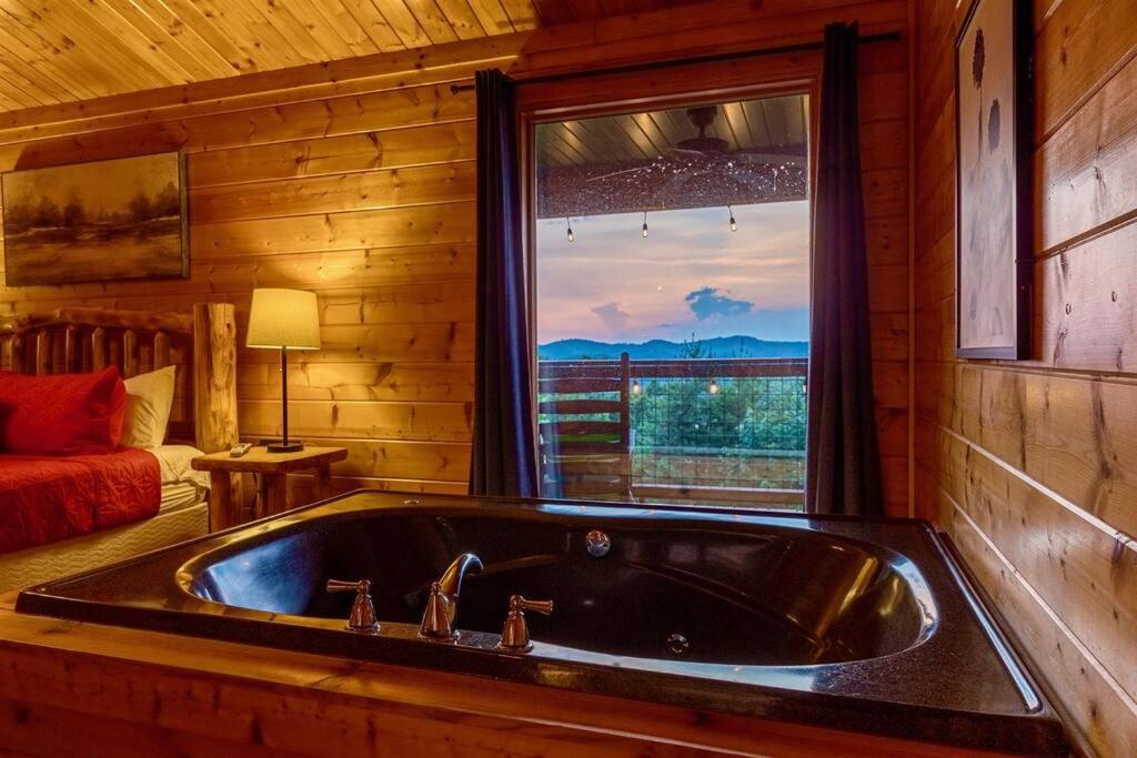 Panorama Mountain View Cabin, Less Than 10 Miles From Gatlinburg And Dollywood, Dog Friendly, 6 Bedrooms Sleeps 17, Fire Pit, Hottub, Washer Dryer, Fully Loaded Kitchen, Gameroom With A Tv, Pool Table, Arcade, Air Hockey, And Foosball Sevierville Dış mekan fotoğraf