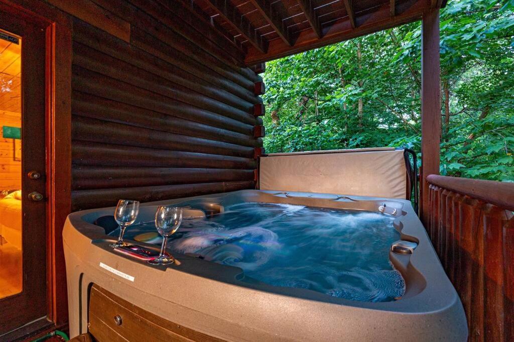Panorama Mountain View Cabin, Less Than 10 Miles From Gatlinburg And Dollywood, Dog Friendly, 6 Bedrooms Sleeps 17, Fire Pit, Hottub, Washer Dryer, Fully Loaded Kitchen, Gameroom With A Tv, Pool Table, Arcade, Air Hockey, And Foosball Sevierville Dış mekan fotoğraf