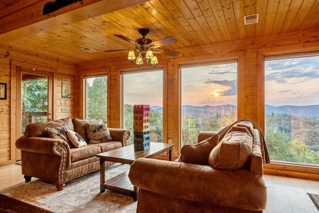 Panorama Mountain View Cabin, Less Than 10 Miles From Gatlinburg And Dollywood, Dog Friendly, 6 Bedrooms Sleeps 17, Fire Pit, Hottub, Washer Dryer, Fully Loaded Kitchen, Gameroom With A Tv, Pool Table, Arcade, Air Hockey, And Foosball Sevierville Dış mekan fotoğraf