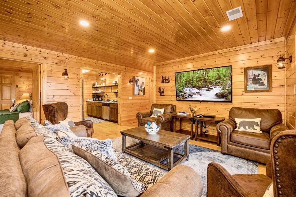 Panorama Mountain View Cabin, Less Than 10 Miles From Gatlinburg And Dollywood, Dog Friendly, 6 Bedrooms Sleeps 17, Fire Pit, Hottub, Washer Dryer, Fully Loaded Kitchen, Gameroom With A Tv, Pool Table, Arcade, Air Hockey, And Foosball Sevierville Dış mekan fotoğraf