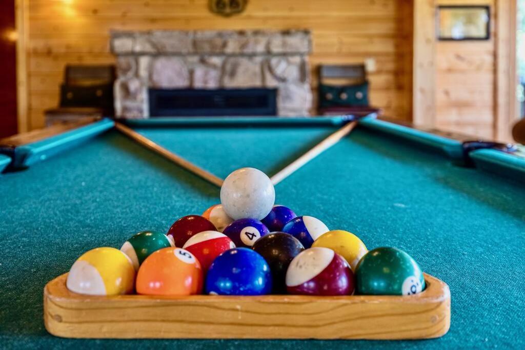 Panorama Mountain View Cabin, Less Than 10 Miles From Gatlinburg And Dollywood, Dog Friendly, 6 Bedrooms Sleeps 17, Fire Pit, Hottub, Washer Dryer, Fully Loaded Kitchen, Gameroom With A Tv, Pool Table, Arcade, Air Hockey, And Foosball Sevierville Dış mekan fotoğraf