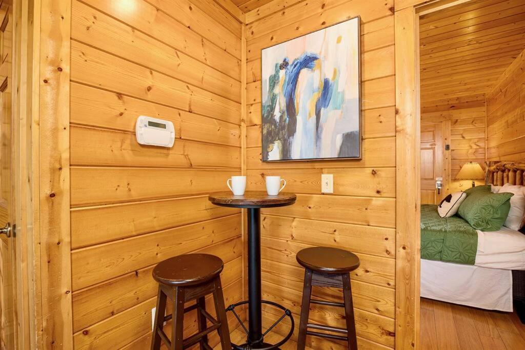 Panorama Mountain View Cabin, Less Than 10 Miles From Gatlinburg And Dollywood, Dog Friendly, 6 Bedrooms Sleeps 17, Fire Pit, Hottub, Washer Dryer, Fully Loaded Kitchen, Gameroom With A Tv, Pool Table, Arcade, Air Hockey, And Foosball Sevierville Dış mekan fotoğraf