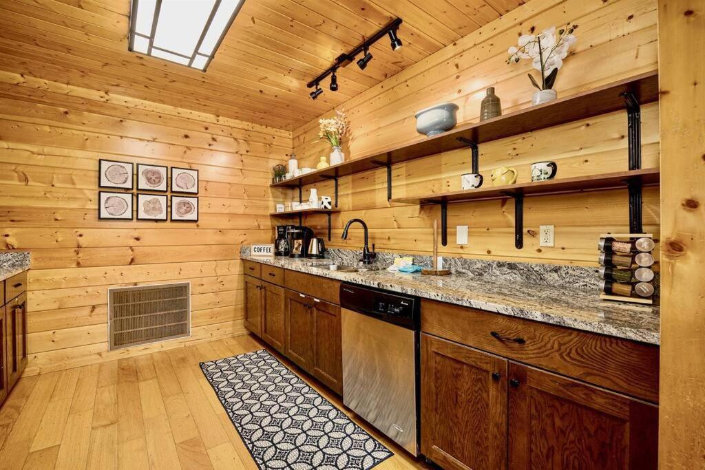 Panorama Mountain View Cabin, Less Than 10 Miles From Gatlinburg And Dollywood, Dog Friendly, 6 Bedrooms Sleeps 17, Fire Pit, Hottub, Washer Dryer, Fully Loaded Kitchen, Gameroom With A Tv, Pool Table, Arcade, Air Hockey, And Foosball Sevierville Dış mekan fotoğraf