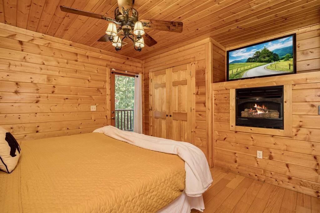 Panorama Mountain View Cabin, Less Than 10 Miles From Gatlinburg And Dollywood, Dog Friendly, 6 Bedrooms Sleeps 17, Fire Pit, Hottub, Washer Dryer, Fully Loaded Kitchen, Gameroom With A Tv, Pool Table, Arcade, Air Hockey, And Foosball Sevierville Dış mekan fotoğraf