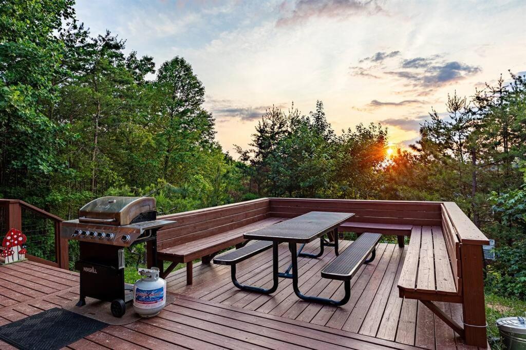 Panorama Mountain View Cabin, Less Than 10 Miles From Gatlinburg And Dollywood, Dog Friendly, 6 Bedrooms Sleeps 17, Fire Pit, Hottub, Washer Dryer, Fully Loaded Kitchen, Gameroom With A Tv, Pool Table, Arcade, Air Hockey, And Foosball Sevierville Dış mekan fotoğraf