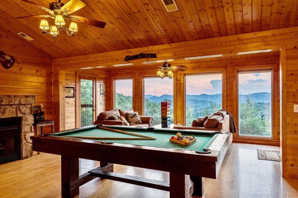 Panorama Mountain View Cabin, Less Than 10 Miles From Gatlinburg And Dollywood, Dog Friendly, 6 Bedrooms Sleeps 17, Fire Pit, Hottub, Washer Dryer, Fully Loaded Kitchen, Gameroom With A Tv, Pool Table, Arcade, Air Hockey, And Foosball Sevierville Dış mekan fotoğraf