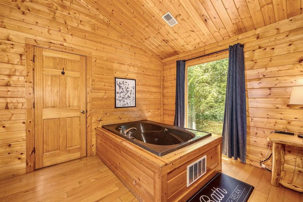 Panorama Mountain View Cabin, Less Than 10 Miles From Gatlinburg And Dollywood, Dog Friendly, 6 Bedrooms Sleeps 17, Fire Pit, Hottub, Washer Dryer, Fully Loaded Kitchen, Gameroom With A Tv, Pool Table, Arcade, Air Hockey, And Foosball Sevierville Dış mekan fotoğraf