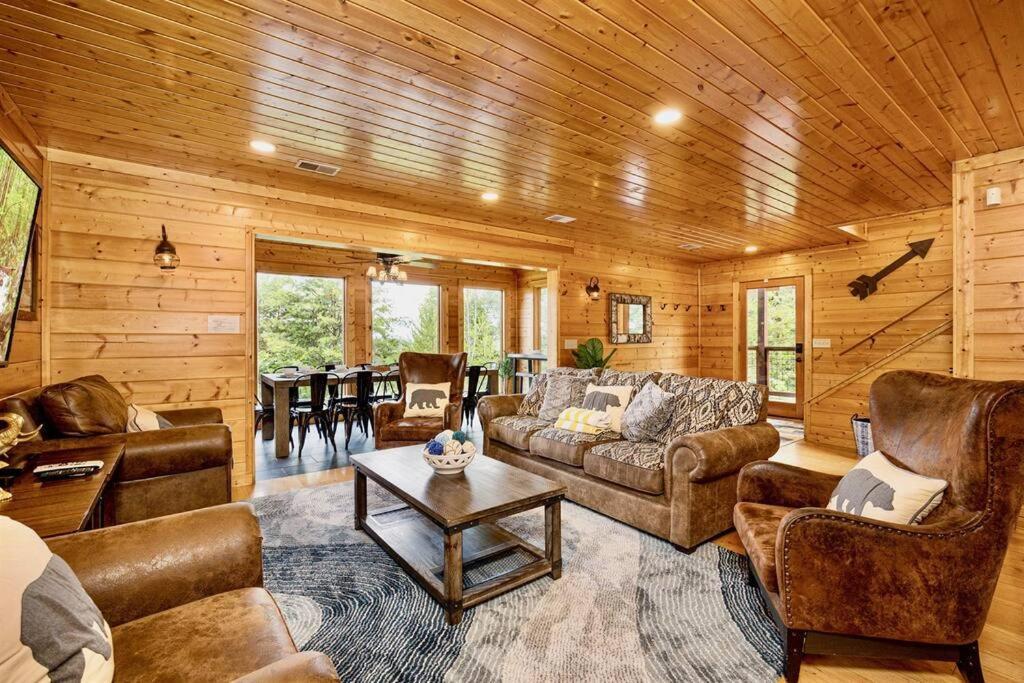 Panorama Mountain View Cabin, Less Than 10 Miles From Gatlinburg And Dollywood, Dog Friendly, 6 Bedrooms Sleeps 17, Fire Pit, Hottub, Washer Dryer, Fully Loaded Kitchen, Gameroom With A Tv, Pool Table, Arcade, Air Hockey, And Foosball Sevierville Dış mekan fotoğraf